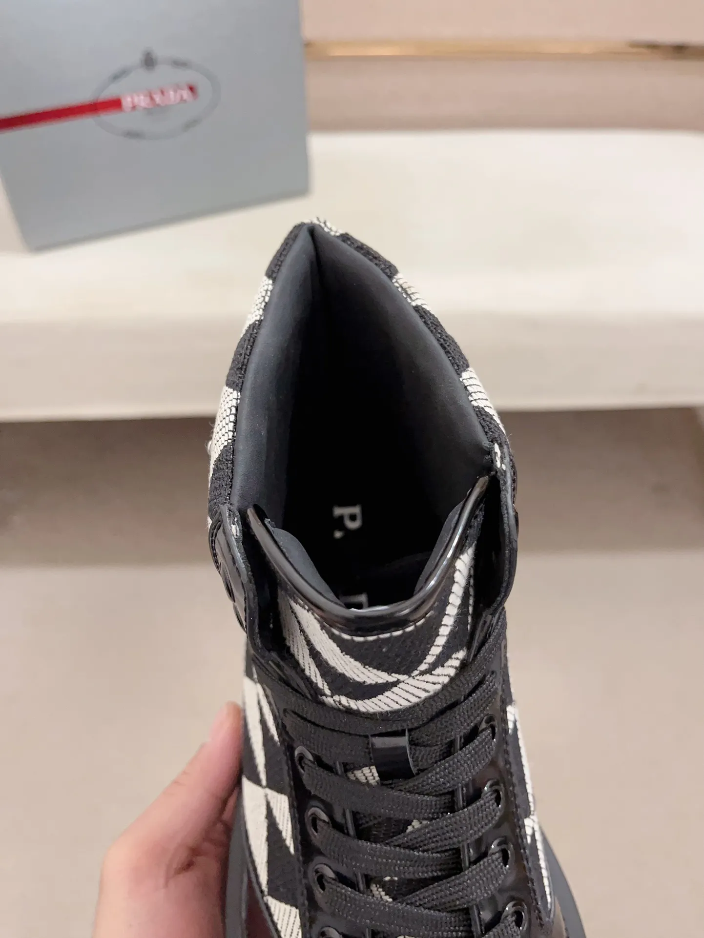 Men's shoes 💰 620💰 ✔️✔️✔️High-quality new PRADA counters are launched at the same time. The new men's shoes and 😘fabric are made of selected first-layer cowhide and triangle △ fabric. Lining: Full cowhide lining. 👍🏿 High-end ☄️ air-cushion molded anti-slip rubber outsole, exquisite lines, simple and elegant, comfortable and high-end for leisure travel. Code number: 38 to 44. 45 can be customized and cannot be returned or exchanged!